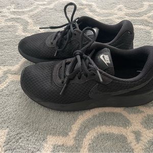 Nike Tanjun Womens Shoes, black size 8